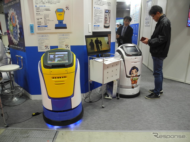 ホテル用多言語対応自律移動型案内ロボット(左)とおもてなしエンタメ案内ロボット「おーい」
