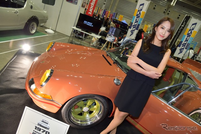 ブースにはモデルの岬ゆうかさんも登場。