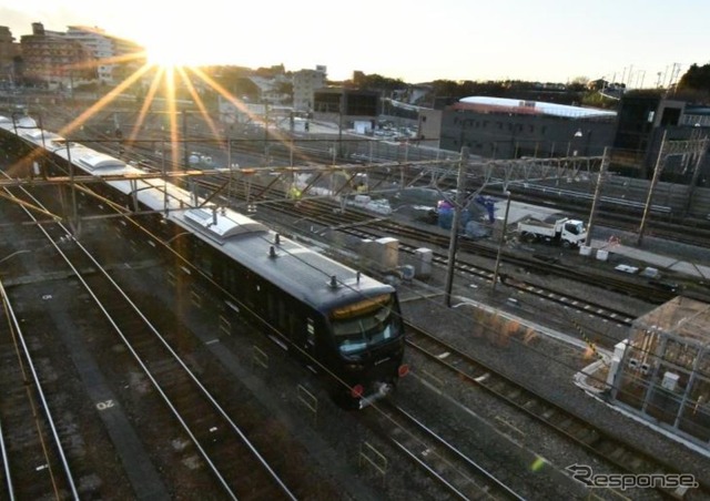 2018年12月、搬入先のかしわ台車両センターへ向けて羽沢横浜国大駅付近を通過する「相鉄・JR直通線」用12000系電車の第一陣。