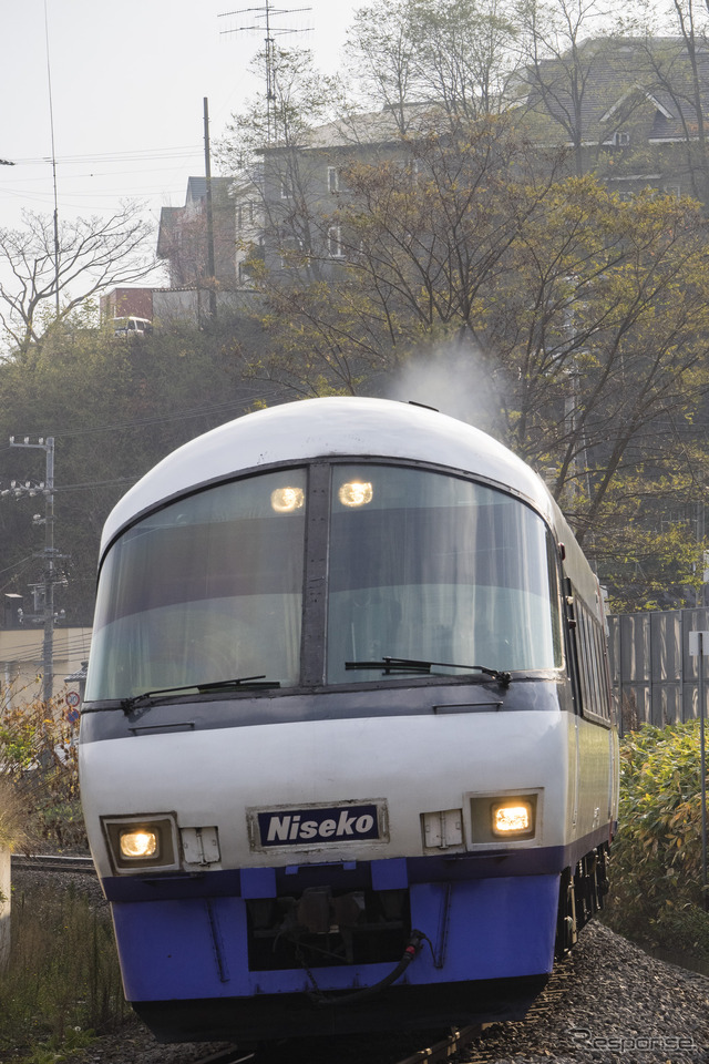 まずは先頭部のみの保存を目指す「ニセコエクスプレス」。車齢は現在運用されているキハ183系より若かったが、保守面のデメリットが仇となり、3両中2両はすでに解体されている。函館本線小樽~塩谷。2017年11月3日撮影。