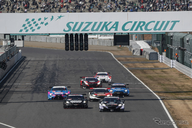 SUPER GT/GT500クラスのマシン群。