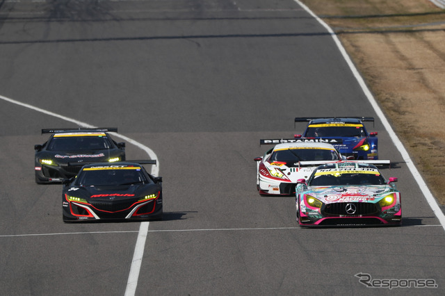 SUPER GT/GT300クラスのマシン群。