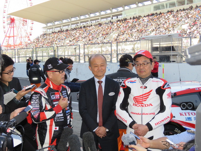 (左から)豊田社長、山下社長、八郷社長。