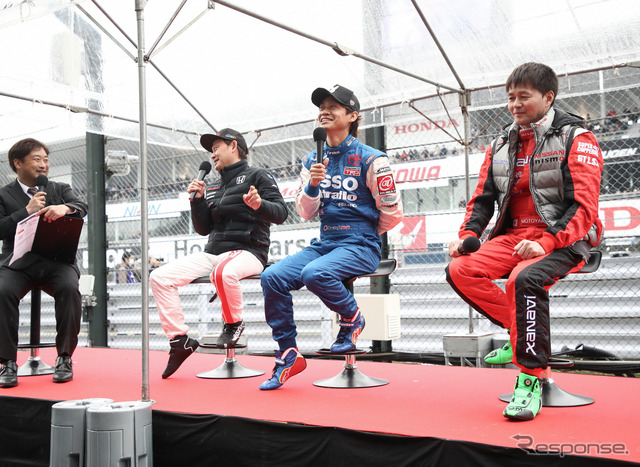 レース前から熱い舌戦を展開した(右から)本山、脇阪、道上。