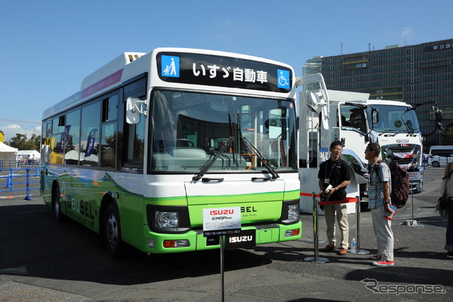 いすゞERGA mio中型ノンステップ路線バス（東京モーターフェス2018、はたらくクルマ展示）（参考画像）