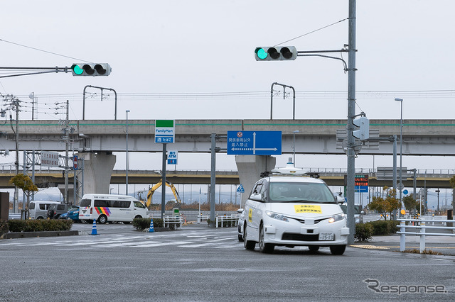 DeNAなどによる、携帯電話網を使って自動運転車両に信号情報を送信する実証実験