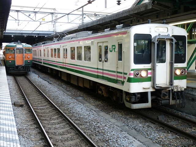 JR東日本時代の107系（右）。2017年10月に運行された団体専用列車がJRでの最後の姿となった。