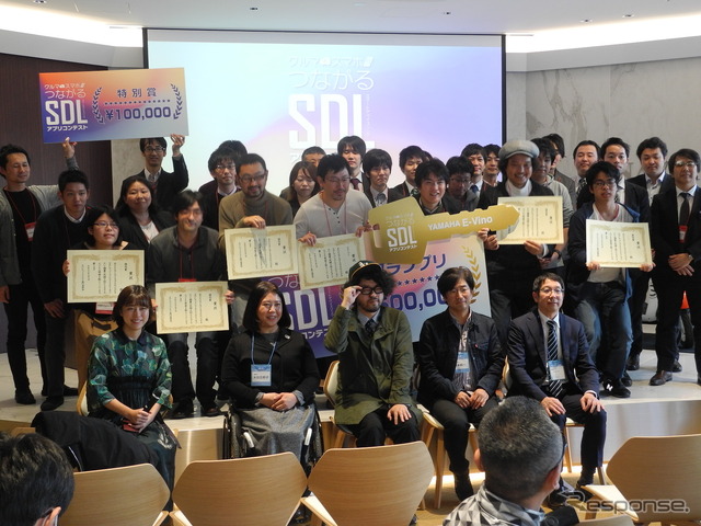 SDLアプリコンテストの受賞者と審査委員ら