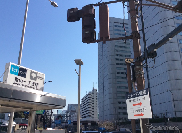 青山一丁目駅の出口には、早くから案内が出ていた。