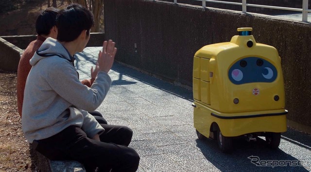 宅配ロボット(CamRo Deli)は走行中にすれ違った人たちに表情を変えたり言葉を発して愛想を振る舞う