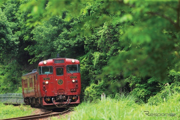 人吉駅に集まるJR九州の観光列車、いさぶろう・しんぺい