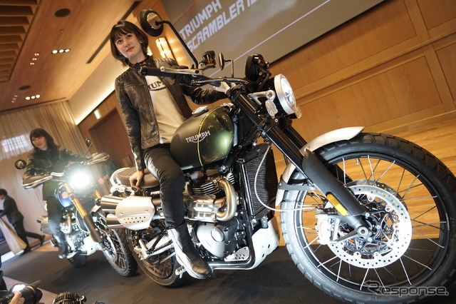 トライアンフレディの柳原ゆうさんと、大関さおりさんがスクランブラー1200 XC/XEとともに会場にライドイン