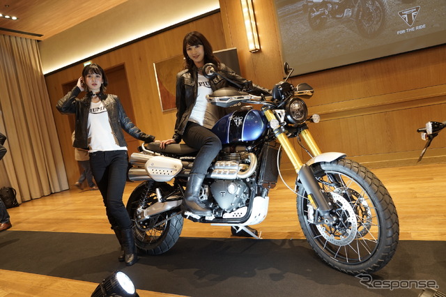 トライアンフレディの柳原ゆうさんと、大関さおりさんがスクランブラー1200 XC/XEとともに会場にライドイン