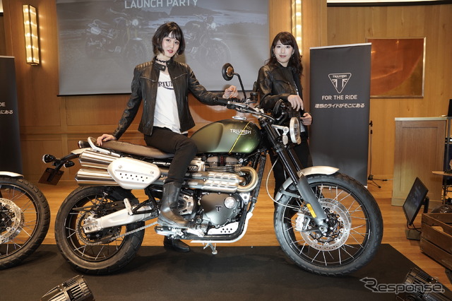 トライアンフレディの柳原ゆうさんと、大関さおりさんがスクランブラー1200 XC/XEとともに会場にライドイン