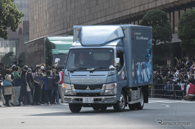 ハイブリッドトラックの例：三菱ふそうキャンター・エコハイブリッド