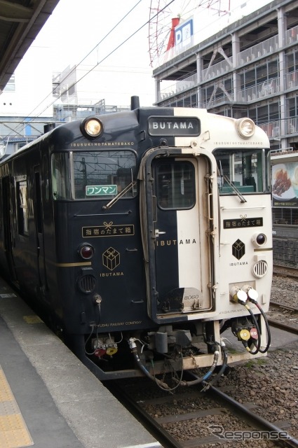 人吉駅に集まるJR九州の観光列車、指宿のたまて箱 (AC)