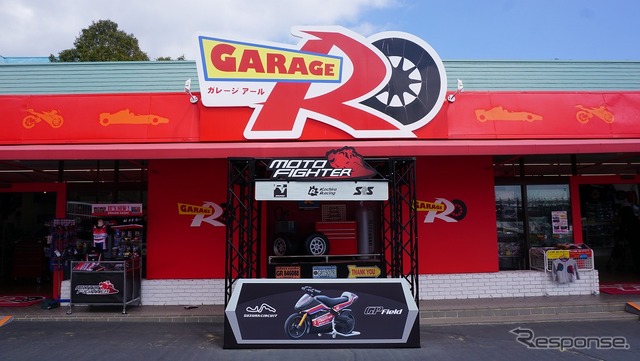 モータースポーツグッズを取る扱うGARAGE Rにはモトファイターの特設撮影スポットも