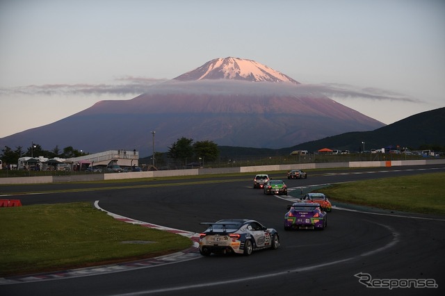 写真は2018年のスーパー耐久シリーズ 富士 SUPER TEC 24時間レースの様子。早朝のダンロップコーナー