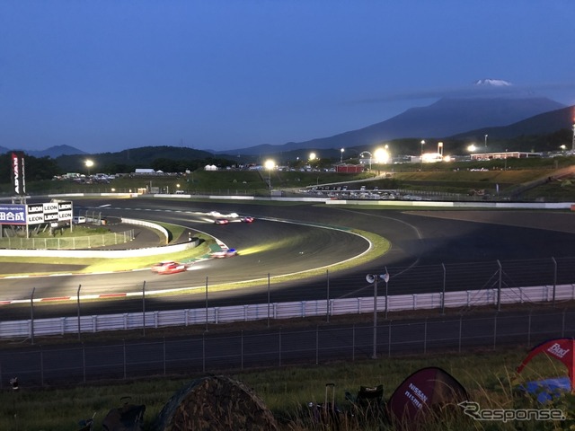 写真は2018年のスーパー耐久シリーズ 富士 SUPER TEC 24時間レースの様子。夜明け前のADVANコーナー（コーナーには終夜夜間照明を点灯）