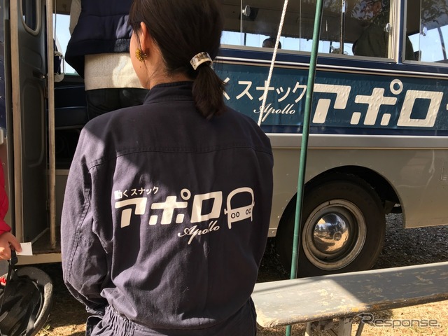アポロ号と名付けられたこのライトバス。動くスナックとして、福岡の街を盛り上げる活動をしてきた一台。