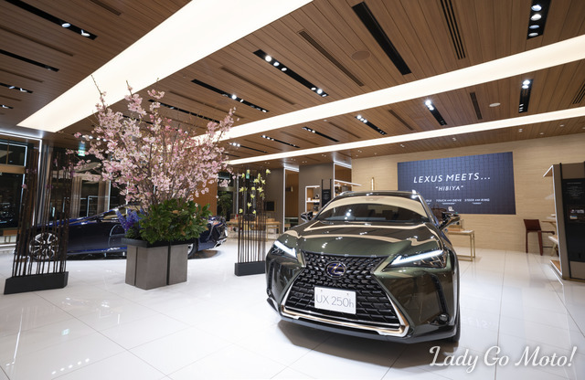 東京ミッドタウン日比谷「LEXUS MEETS...」で、クルマと花の日本の匠がコラボレートしたイベントが期間限定で開催