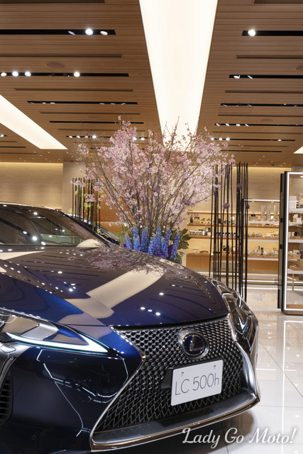 東京ミッドタウン日比谷「LEXUS MEETS...」で、クルマと花の日本の匠がコラボレートしたイベントが期間限定で開催