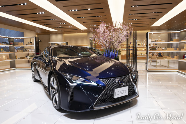 東京ミッドタウン日比谷「LEXUS MEETS...」で、クルマと花の日本の匠がコラボレートしたイベントが期間限定で開催