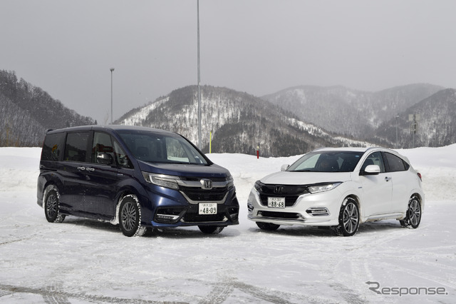 ホンダ ヴェゼル Modulo仕様(右)とホンダ ステップワゴン ModuloX