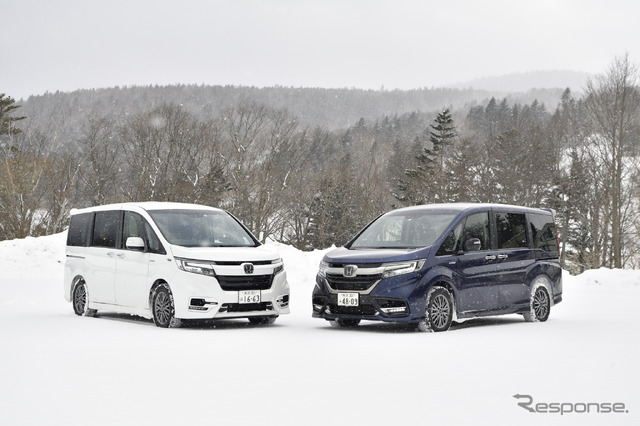 ホンダ ステップワゴン モデューロX(左)とノーマル仕様のステップワゴン(右)
