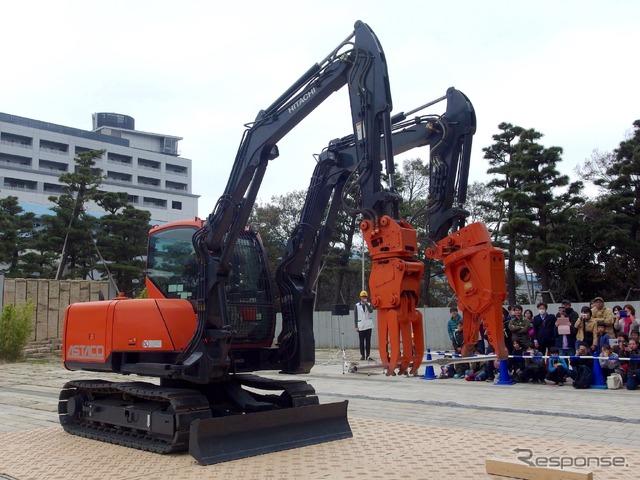 日立建機アスタコ、実演「2本の腕で挑め! 未来館からの挑戦状」(日本科学未来館)