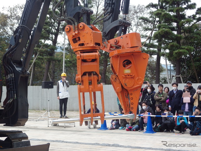 日立建機アスタコ、実演「2本の腕で挑め！　未来館からの挑戦状」（日本科学未来館）