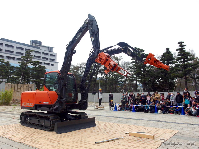 日立建機アスタコ、実演「2本の腕で挑め! 未来館からの挑戦状」(日本科学未来館)