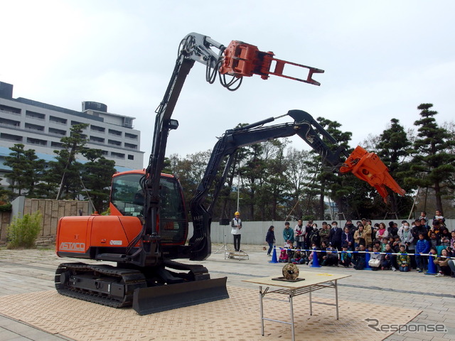 日立建機アスタコ、実演「2本の腕で挑め! 未来館からの挑戦状」(日本科学未来館)