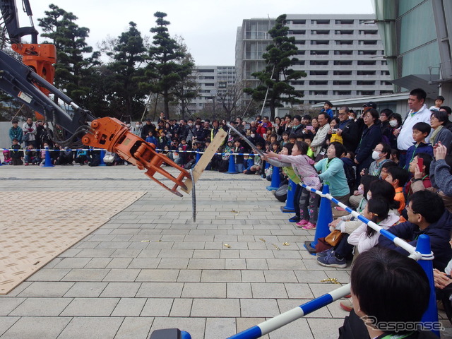 日立建機アスタコ、実演「2本の腕で挑め！　未来館からの挑戦状」（日本科学未来館）