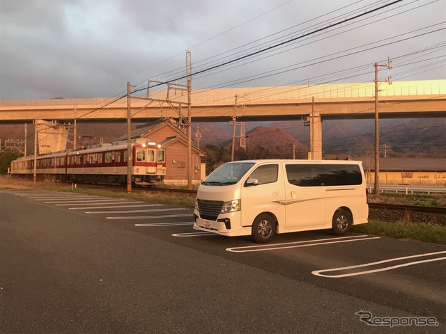 湯YOUパークは、温泉関連施設の駐車場で車中泊ができる。くるま旅クラブの会員であれば利用可能だ。この日は利用者が多かったため、湯YOUパーク利用者は、近鉄湯の山線を渡った反対側にある臨時駐車場を案内された。