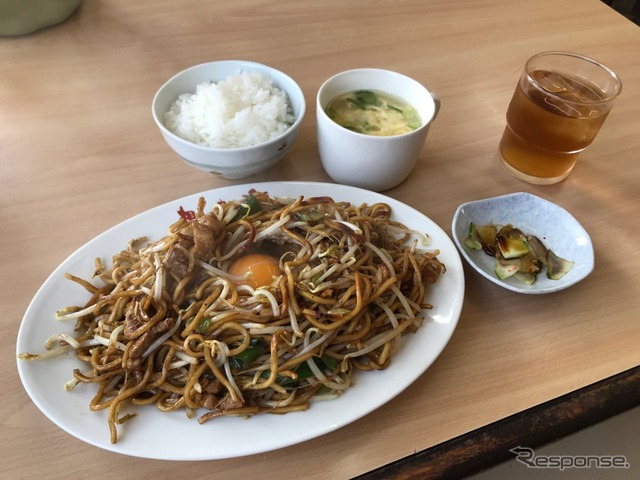 いままでは何となくご飯を頼んだことがなかったが、特製ソースで香ばしく仕上がった焼きそばに、生卵でまろやかさが加わり、ごはんとの相性は抜群だ。
