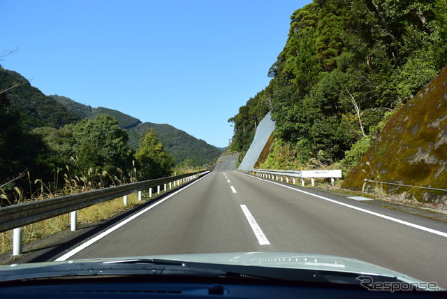 九州山地を走る。幹線は昔に比べるとずいぶん走りやすくなった。