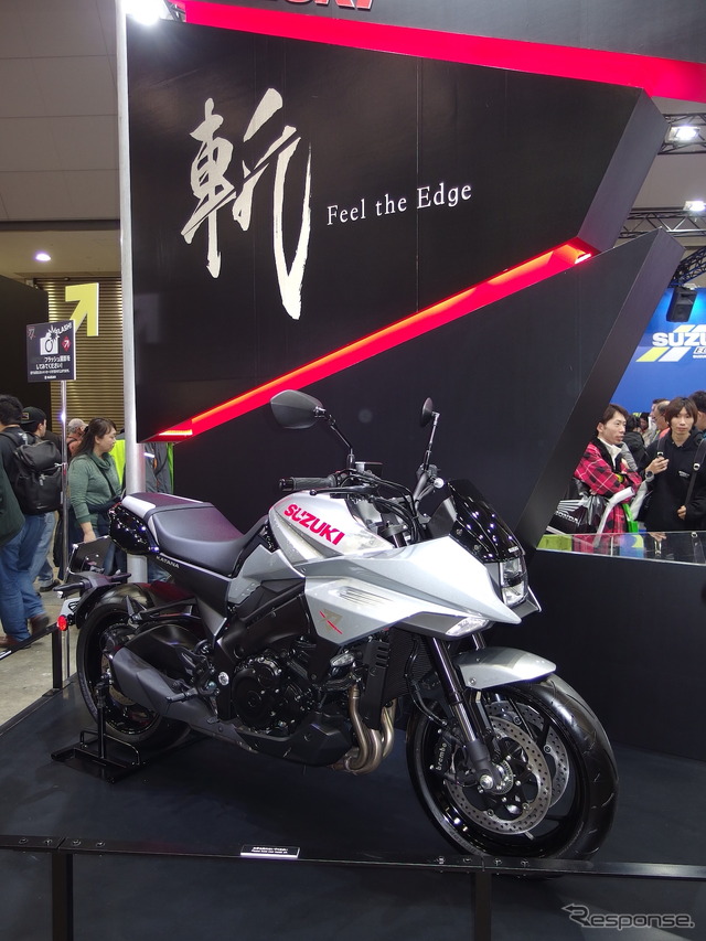 ストロボ撮影すると、背後の壁に文字が現れる、新型カタナの展示（東京モーターサイクルショー2019）。