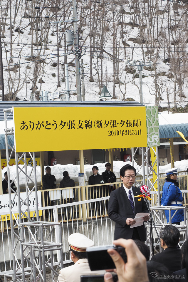 夕張駅のセレモニーで挨拶する島田修JR北海道社長。残念ながら地元で廃止を主導した鈴木前市長の姿はなく、札幌で北海道知事選運動の真っ最中だった。2019年3月31日撮影。