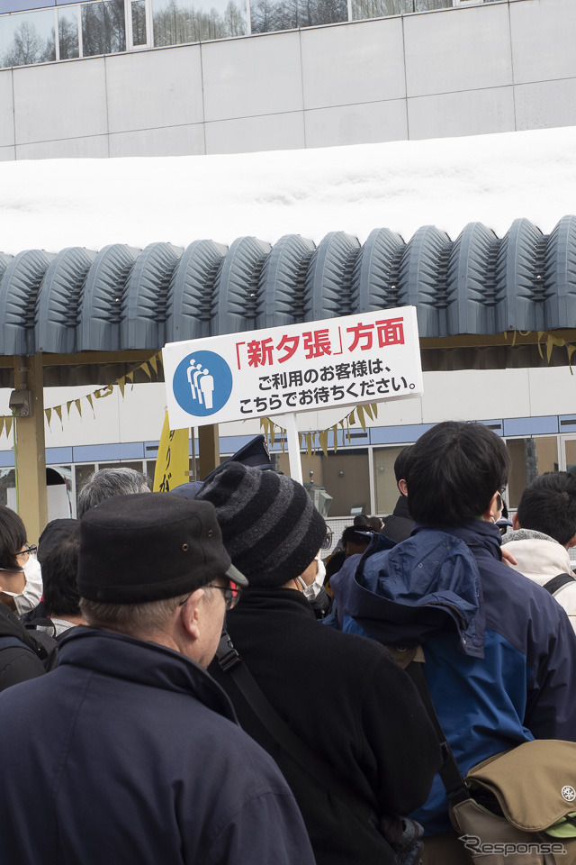 夕張駅で整列乗車に加わる人々。2019年3月31日撮影。