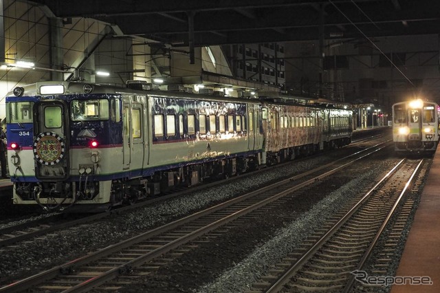 9278Dは追分からそのまま苫小牧行きの臨時普通列車となった。写真は苫小牧駅でキハ140形（右）と並んだ臨時列車。さよならヘッドマークは付けられたままだった。2019年3月31日撮影。