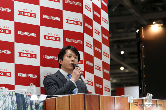 つるの剛士へのランブレッタV200 Special贈呈式(3月22日、東京モーターサイクルショー2019)