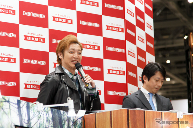 つるの剛士へのランブレッタV200 Special贈呈式(3月22日、東京モーターサイクルショー2019)