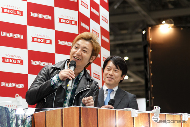 つるの剛士へのランブレッタV200 Special贈呈式(3月22日、東京モーターサイクルショー2019)