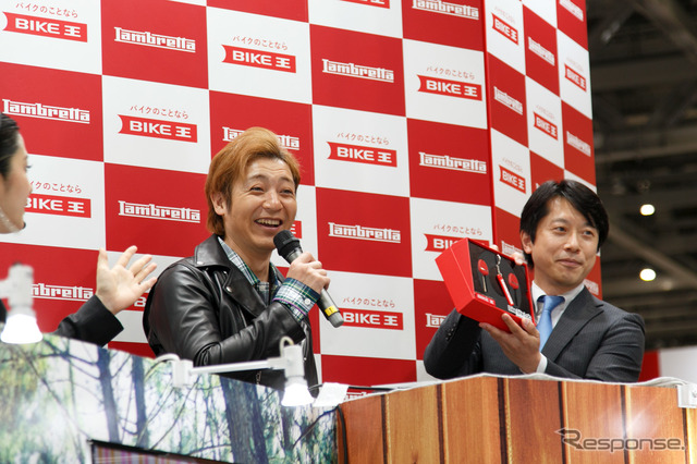 つるの剛士へのランブレッタV200 Special贈呈式(3月22日、東京モーターサイクルショー2019)