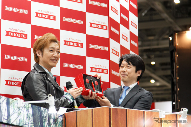 つるの剛士へのランブレッタV200 Special贈呈式(3月22日、東京モーターサイクルショー2019)