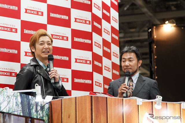 つるの剛士へのランブレッタV200 Special贈呈式(3月22日、東京モーターサイクルショー2019)