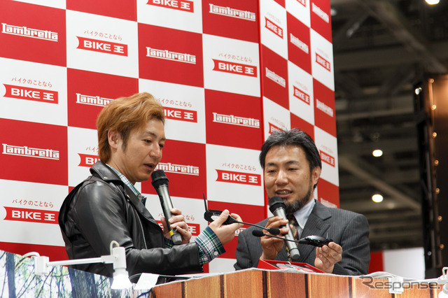 つるの剛士へのランブレッタV200 Special贈呈式(3月22日、東京モーターサイクルショー2019)