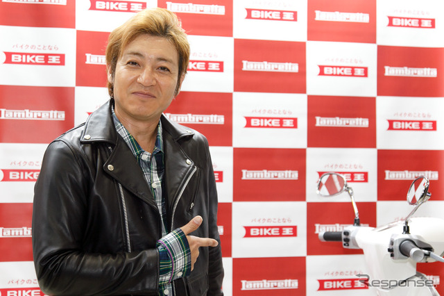 つるの剛士へのランブレッタV200 Special贈呈式(3月22日、東京モーターサイクルショー2019)