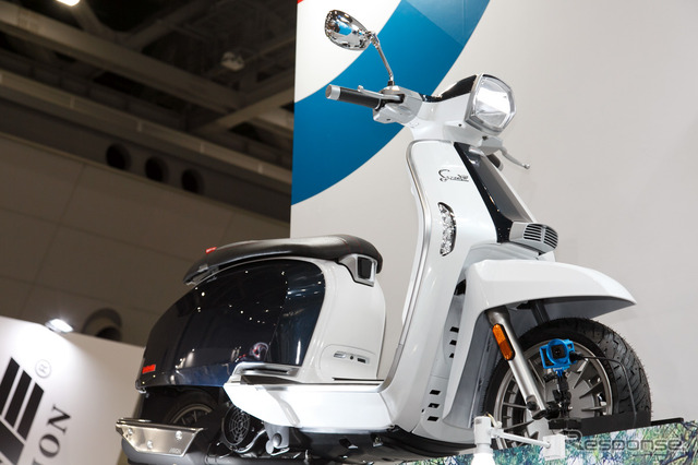 つるの剛士へのランブレッタV200 Special贈呈式(3月22日、東京モーターサイクルショー2019)